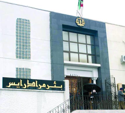 قضية بيع سيارات أجنبية بتواطؤ جمركيين وإداريين من إليزي                    المغتربون دفعوا 35 مليون سنتيم مقابل نزع ختم الجمارك