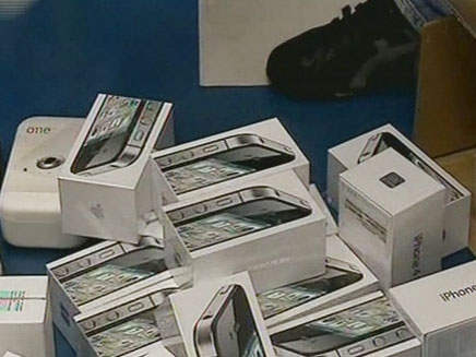 حجز ثلاثة حاويات من الهواتف الذكية المهربة بميناء عنابة