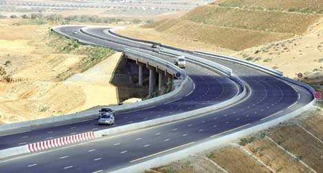 سلال يتفقد أشغال إعادة تأهيل مقطع الطريق السيار الأخضرية-البويرة