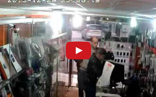 بالفيديو.. كاميرا مراقبة تضبط مواطنا يسطو على محل بيع هواتف النقال في القبة بالجزائر العاصمة