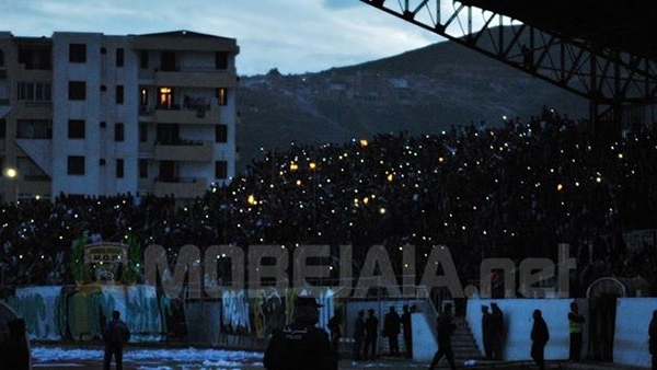 بالفيديو..إقالة مدير ملعب بجاية بسبب انقطاع التيار الكهربائي