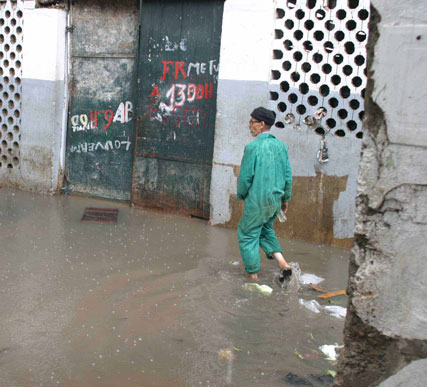 الأمطار والرياح تحدث طوارئ في العاصمة وعدة ولايات                    طرق ولائية مشلولة وانقطاع التيار الكهربائي