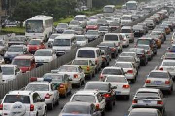 طرقات البويرة تختنق ازدحاما وسكانها يستنجدون بمخطط للنقل