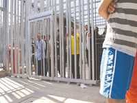 Enfermés dans un centre de rétention de migrants à Rome