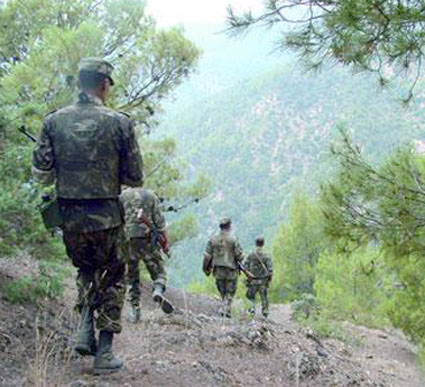 عمليتان إرهابيتان بتيزي وزو وباتنة                    5 قتلى و10 جرحى في انفجارات استهدفت الجيش