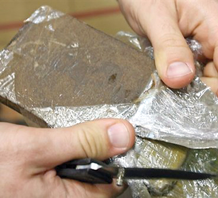 حجز 1 كلغ من الكيف بحوزة عائلة في سوق أهراس                    حاولوا إتلافها وصرفها داخل المرحاض