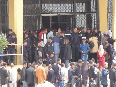 محتجون يعتدون على