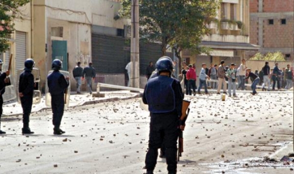 جرحى واعتقالات في اشتباكات بين الشرطة ومحتجين بعنابة