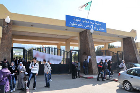 احتجاج طلبة معهد الهندسة المعمارية بجامعة البليدة