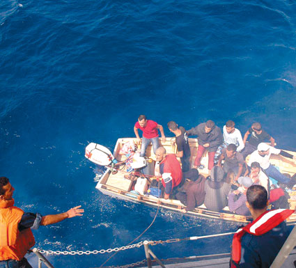 إنقاذ 30 حراقا من الموت و5 في عداد المفقودين بمستغانم                    مواجهات بالخناجر بين الحراقة في عرض البحر