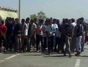 مواطنون يغلقون بلدية سيدي لخضر بمستغانم ويطالبون بتوقيف 