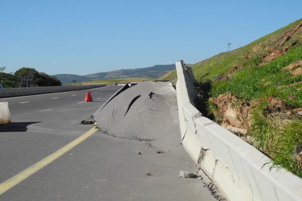 تشقق أرضية الطريق السيار وتشكل هضبة خطيرة بسيدي بلعباس