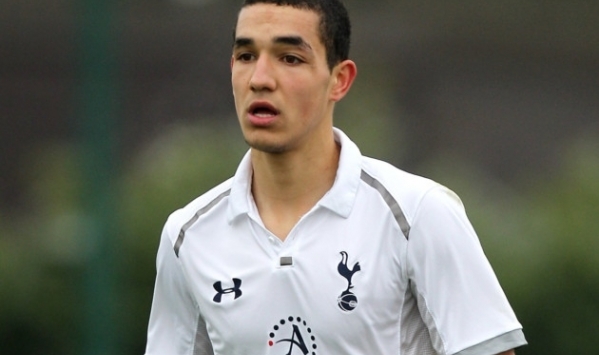 نبيل بن طالب يتحدى كبار الدوري الإنجليزي