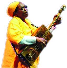 حسنة البشارية في المركز الثقافي الجزائري بباريس