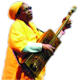 حسنة البشارية في المركز الثقافي الجزائري بباريس