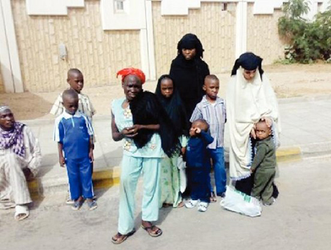 سوريون وأفارقة يغزون أدرار لممارسة التسول