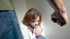 رجل يضرب زوجته ويدفعها من فوق سطح المنزل بالونزة بتبسة