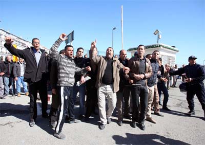 Plusieurs manifestants dont Ali Belhadj interpellés devant la Grande-Poste