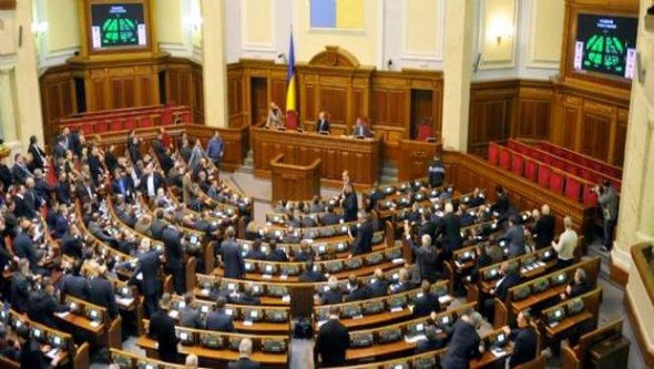 L'Ukraine attend un nouveau gouvernement, Ianoukovitch recherché pour