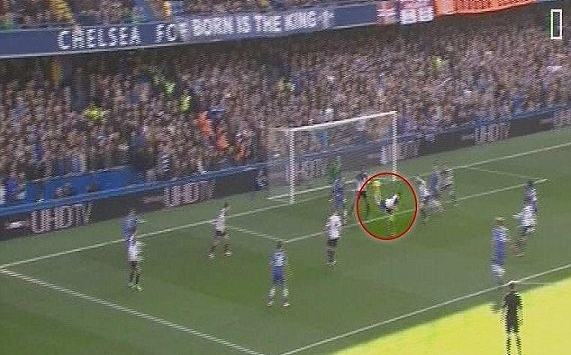 شاهد بالفيديو.. مُدافع إنجليزي يقلد حركة 