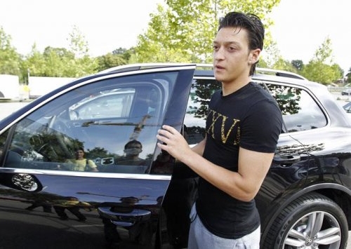 الشرطة الإنجليزية تحقق مع أوزيل بعد صدمه مصوّر بسيارته !