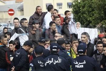 La colère gagne la rue