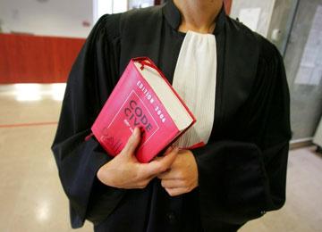 امرأة تنتحل صفة رئيسة محكمة وأخرى تتوسط لدى مسؤولي تيارت