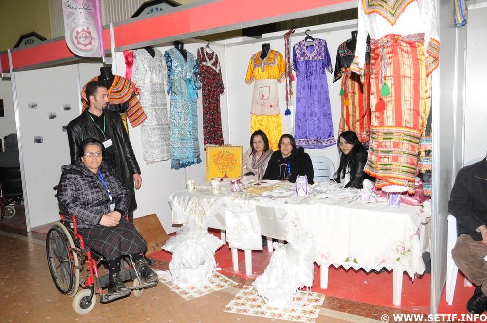 Les handicaps exposent leurs artisanats