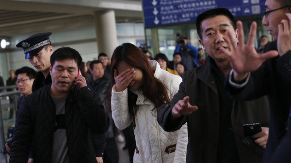 السقوط المفاجئ للطائرة الماليزية يحيّر الخبراء