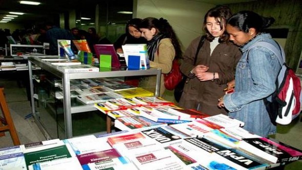 Une quarantaine d'éditeurs prennent part à Biskra à la 13è édition du salon du livre