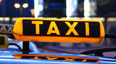 سائقو سيارات الأجرة بسعيدة يحتجون