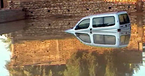 توزيع مساعدات على عائلات متضررة من سيلان أودية بإيليزي