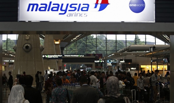 السلطات الماليزية ترجح فرضية تفكك طائرة الركاب المنكوبة وهي في الجو