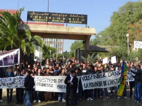 Les universitaires manifestent contre le 4e mandat