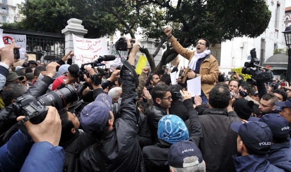 بالصور .. نشطاء بركات يتظاهرون مجددا في ساحة البريد المركزي في غياب جميلة بوحيرد