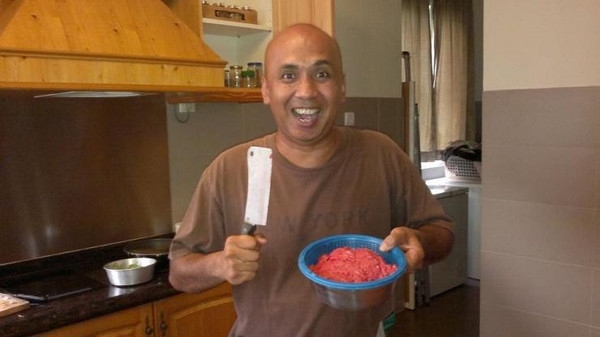 صور نادرة ومعلومات مثيرة عن قائد الطائرة الماليزية