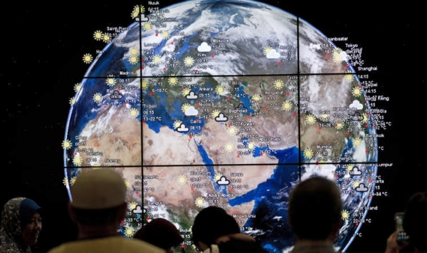 مساعدة من السماء لتحديد موقع الطائرة الماليزية