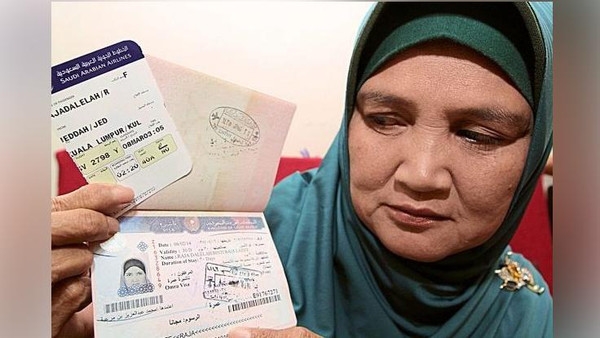 مسافرة عائدة من العمرة رأت حطام الطائرة الماليزية من النافذة