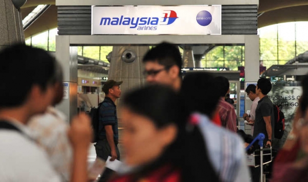 امرأة غامضة بهوية مزيفة تحادثت مع الطيار قبل رحلة الطائرة الماليزية المفقودة