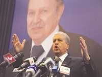 Abdelmalek Sellal anime un meeting à Tlemcen dans une salle à moitié vide