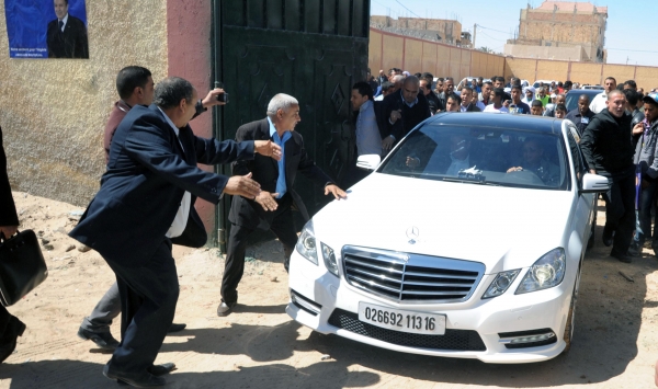 بالصور .. الشباب البطال يعترضون موكب سلال بورقلة