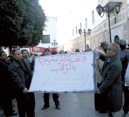 جاءوا مشيا على الأقدام وبالسيارات إلى العاصمة                    شباب سيدي بوزيد يقتحمون الوزارة الأولى