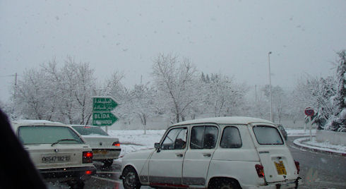 Algérie : Froid, neige et routes bloquées