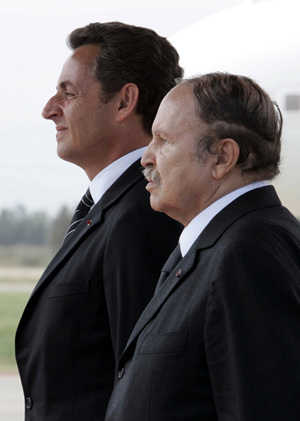 مصدر حكومي جزائري لــ«الشرق الأوسط»: بوتفليقة سيعدل عن رفضه زيارة باريس بشروط