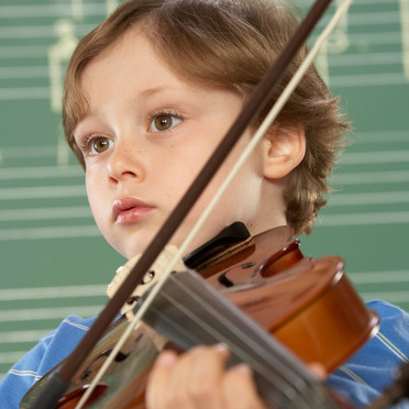 أسلوب منهجيّ حقّق نتائج مهمّة مع الانطوائيّين  الموسيقى علاج فعّال للأطفال ذوي الاحتياجات الخاصّة