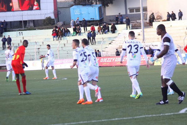 الجمهور السطايفي يثور ضد اللاعبين وإدارة وفاق سطيف