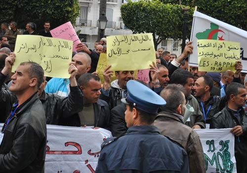 Les Algériens rappelés par l'armée dans les années 1990 manifestent à Alger pour 