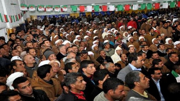 Les candidats continuent de lutter contre l'indifférence des électeurs (presse)