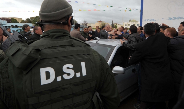 بالصور .. مناوشات في تجمع سلال بتبسة دفعته إلى استعجال إنهاء خطابه