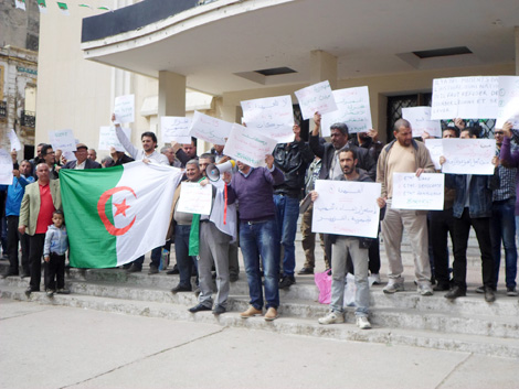 وقفة احتجاجية لأعضاء 